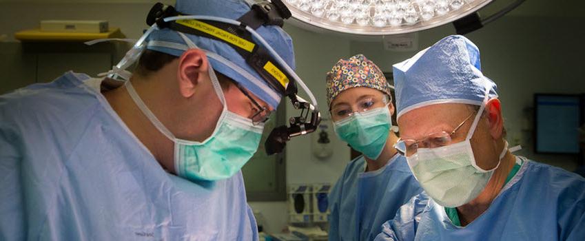三个蒙面外科医生在手术室工作
