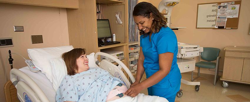 在分娩和分娩过程中与病人一起工作的护士