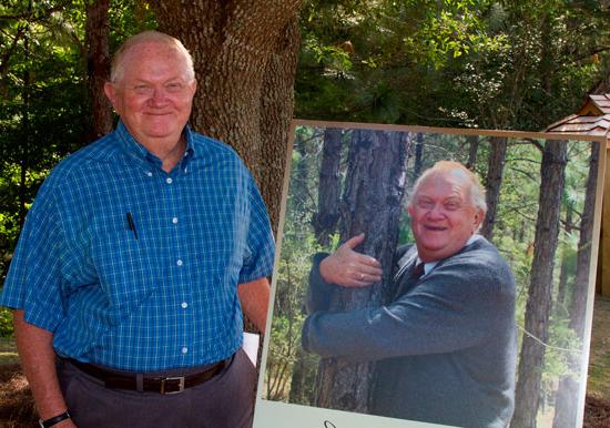 Sebastian memories -名誉教授. 格伦·塞巴斯蒂安站在他多年前拍摄的一张照片旁边，分享着他最近以他的名字命名的自然小径的回忆. 